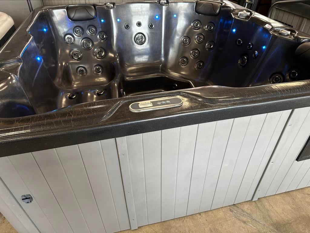 Sunspa 5 persoons 2 ligplaatsen, Tuin en Terras, Bubbelbaden en Hottubs, Ophalen, Zo goed als nieuw, Pomp