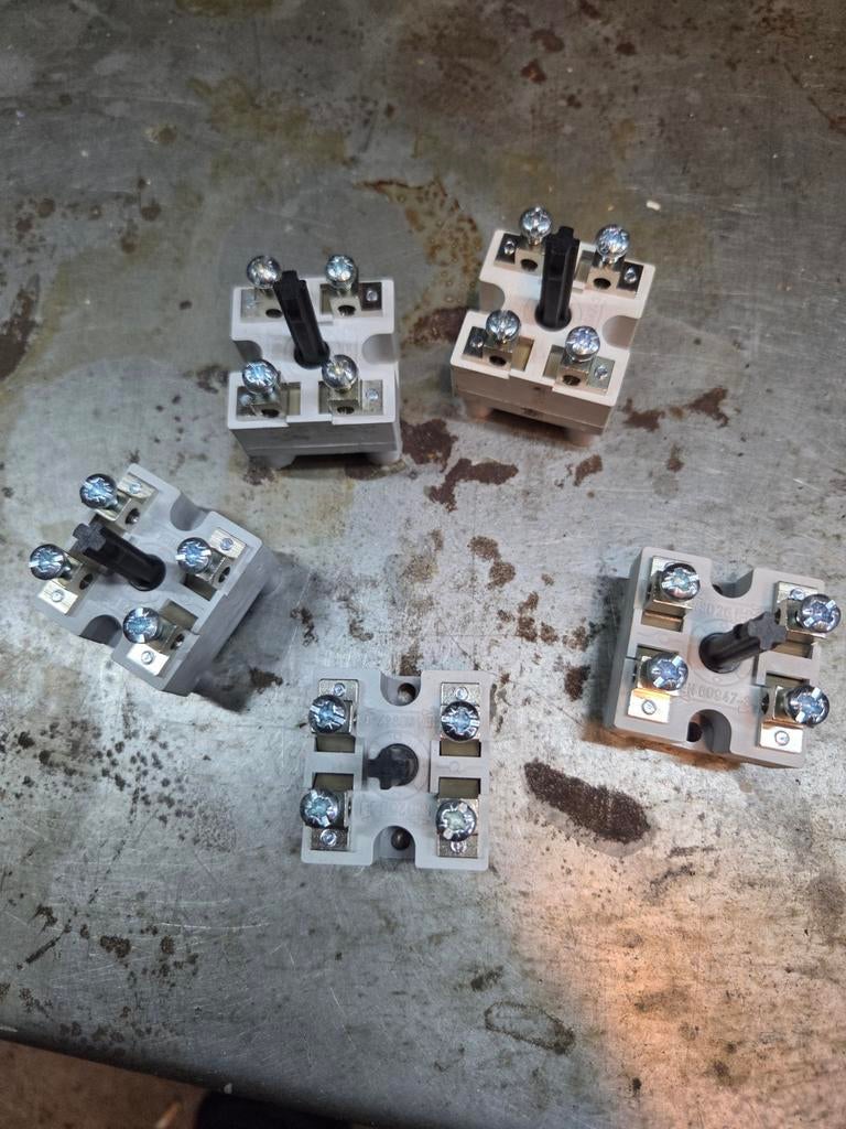 5x Nieuwe Eaton RSD25 draaischakelaars 2p, Hobby en Vrije tijd, Elektronica-componenten, Ophalen of Verzenden, Nieuw