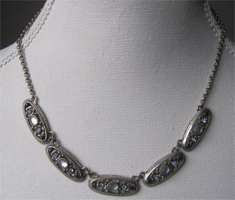 Halsketting, zilverkleur met witte en blauwe strass, Overige materialen, Ophalen of Verzenden, Zo goed als nieuw, Zilver