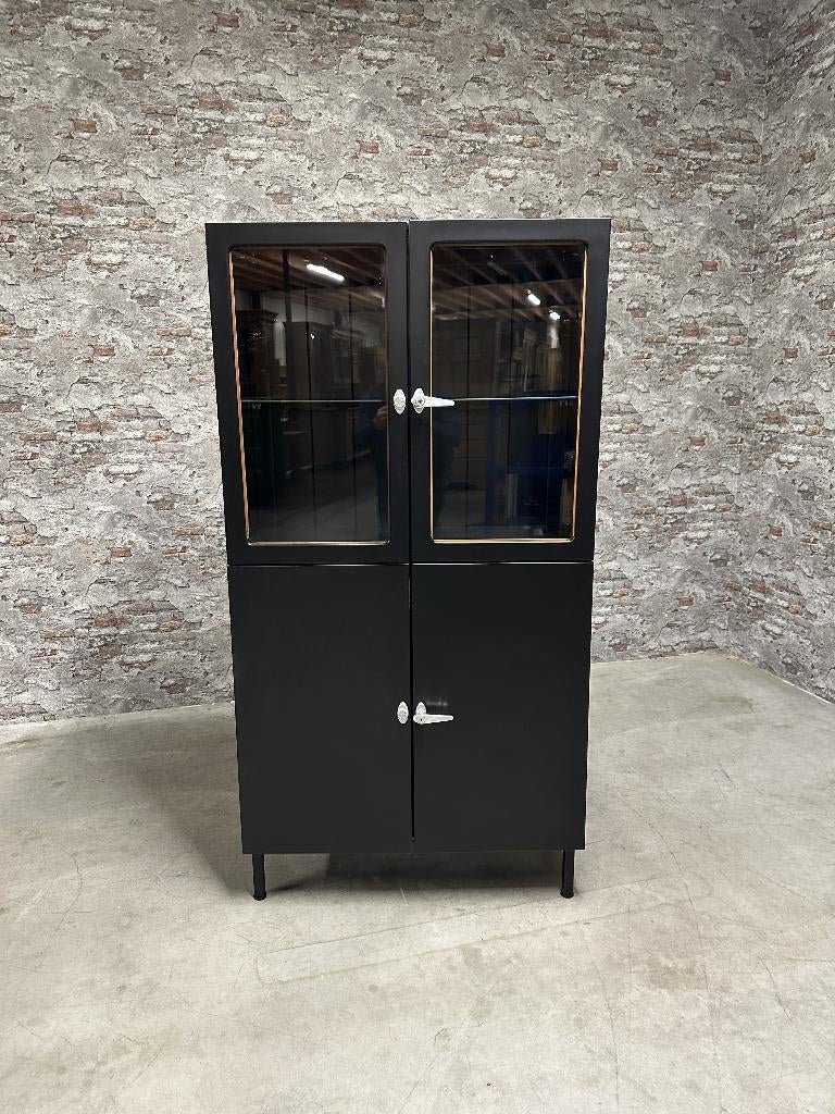 Industriële vintage apothekerskast | dokterskast nr.1146, Huis en Inrichting, Kasten | Vitrinekasten, Info@antiekgroothandel.com