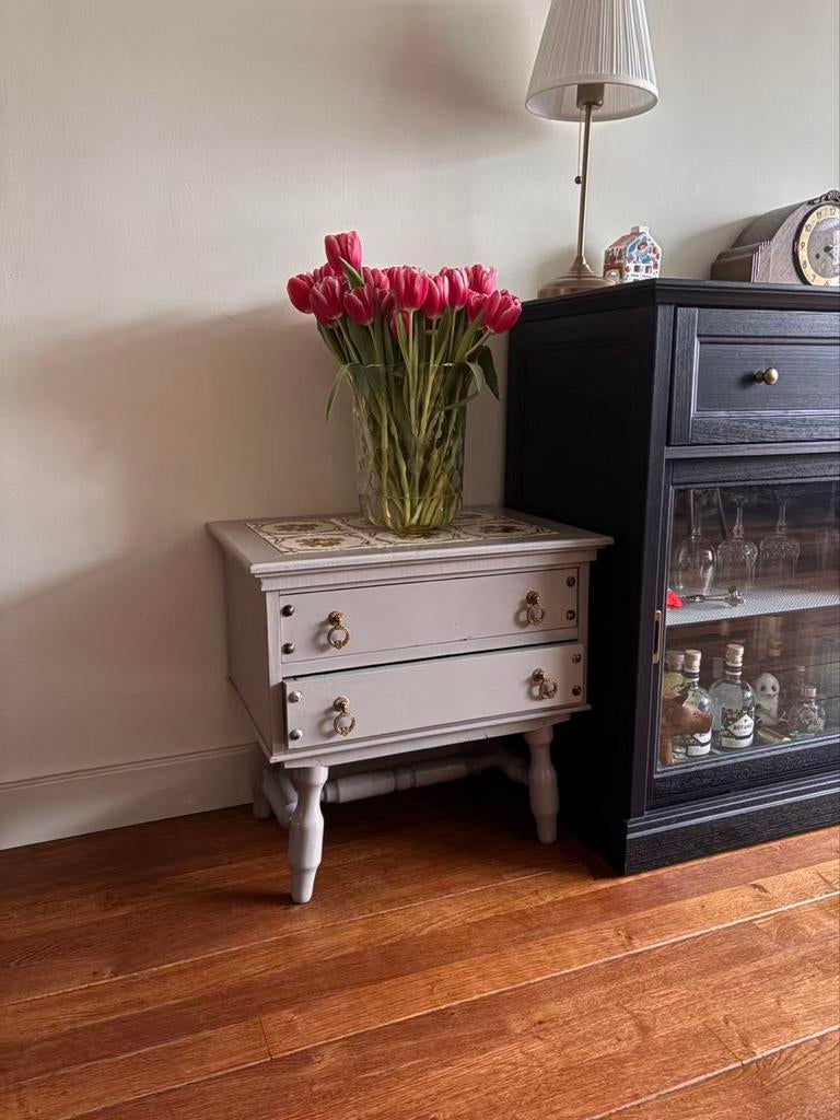 Vintage Nachtkastje met Tegels, Huis en Inrichting, Tafels | Bijzettafels, Minder dan 55 cm, Gebruikt, Rechthoekig, Hout