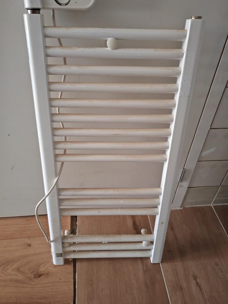 Electrische badkamer radiator, Doe-het-zelf en Verbouw, Ladders en Trappen, Ophalen of Verzenden, Zo goed als nieuw, Minder dan 2 meter