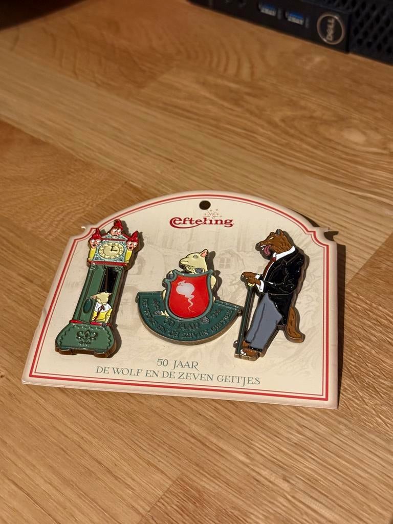 Efteling pin set - wolf en de 7 geitjes 70 jaar jubileum, Ophalen of Verzenden, Zo goed als nieuw, Button of Speldje