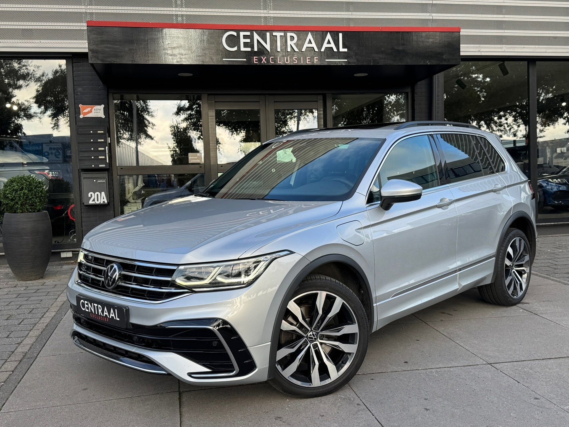 Volkswagen Tiguan 1.4 TSI eHybrid R-Line 245PK|Pano|ACC|Carp, Gebruikt, 4 cilinders, Alcantara, Grijs