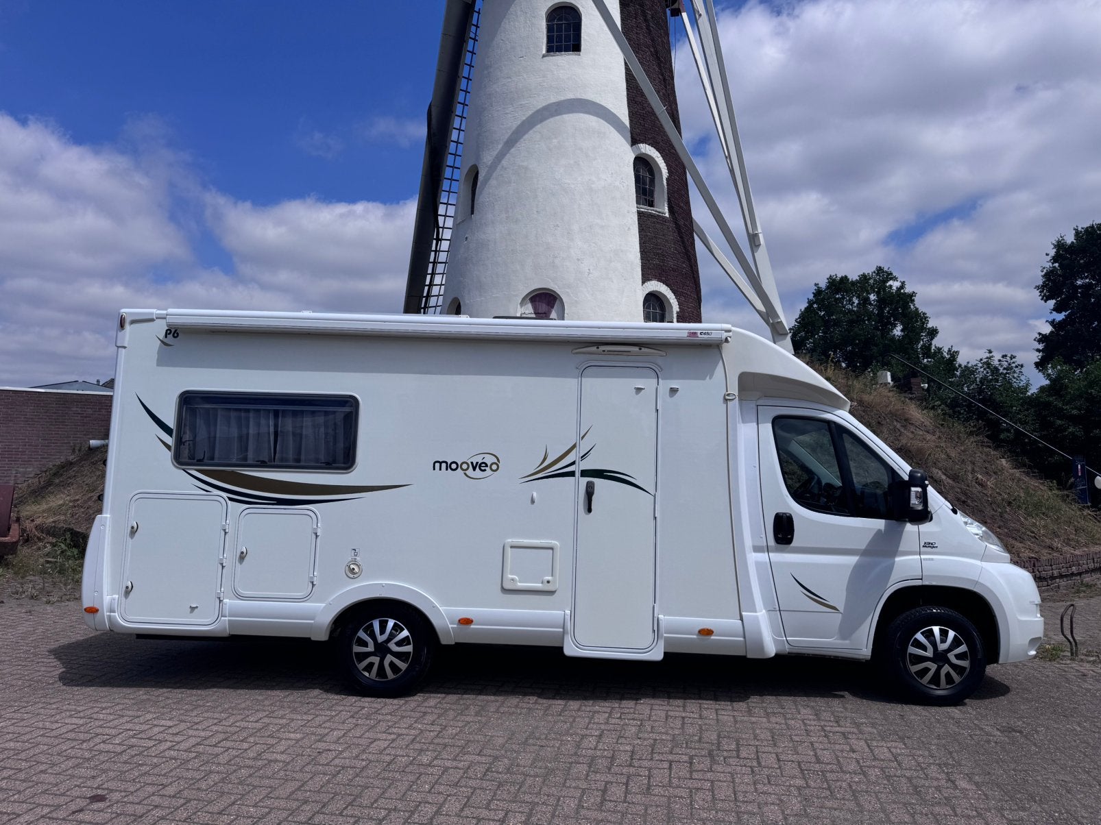 Pilote Mooveo P6 - Queensbed - Biketrans Elek. Fietsenrek, Caravans en Kamperen, Campers, Fiat, Pilote, 6 tot 7 meter, Bedrijf