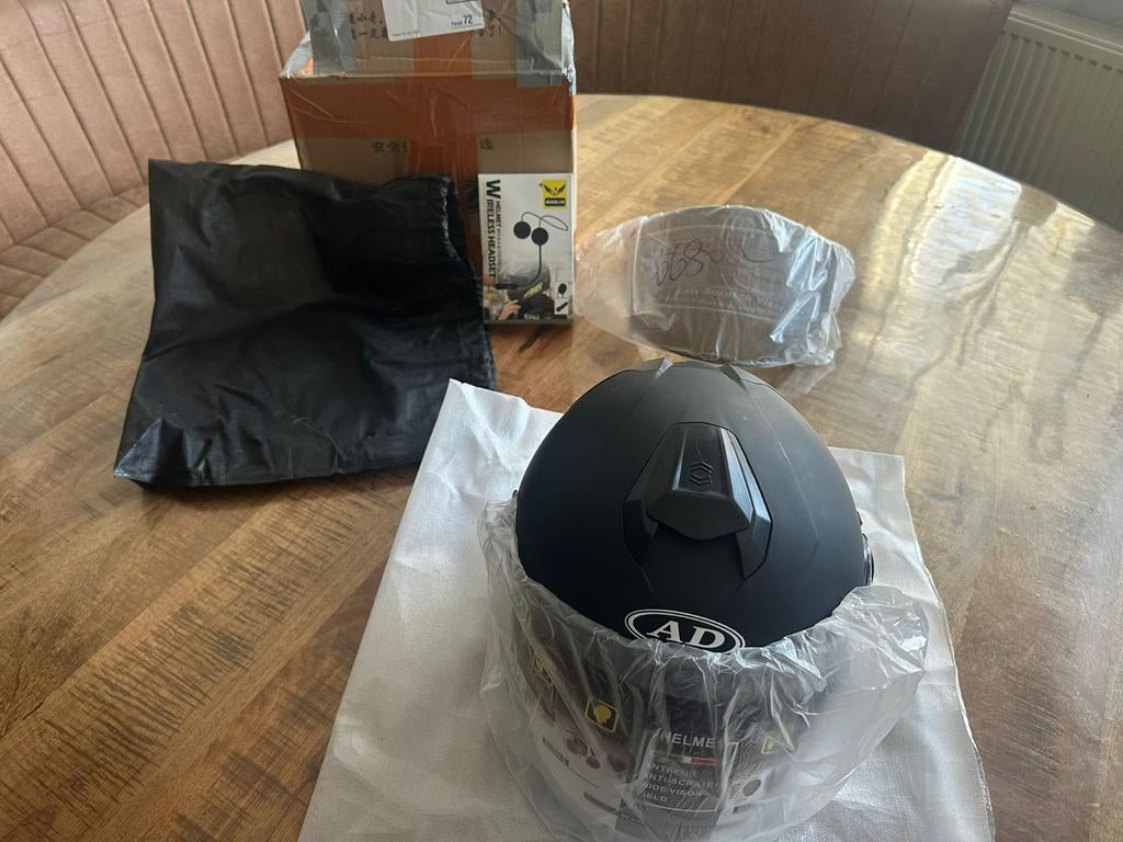 Nieuwe helm, mat zwart, inclusief donker vizier., Fietsen en Brommers, Brommerhelmen, Ophalen of Verzenden, Medium, Overige merken