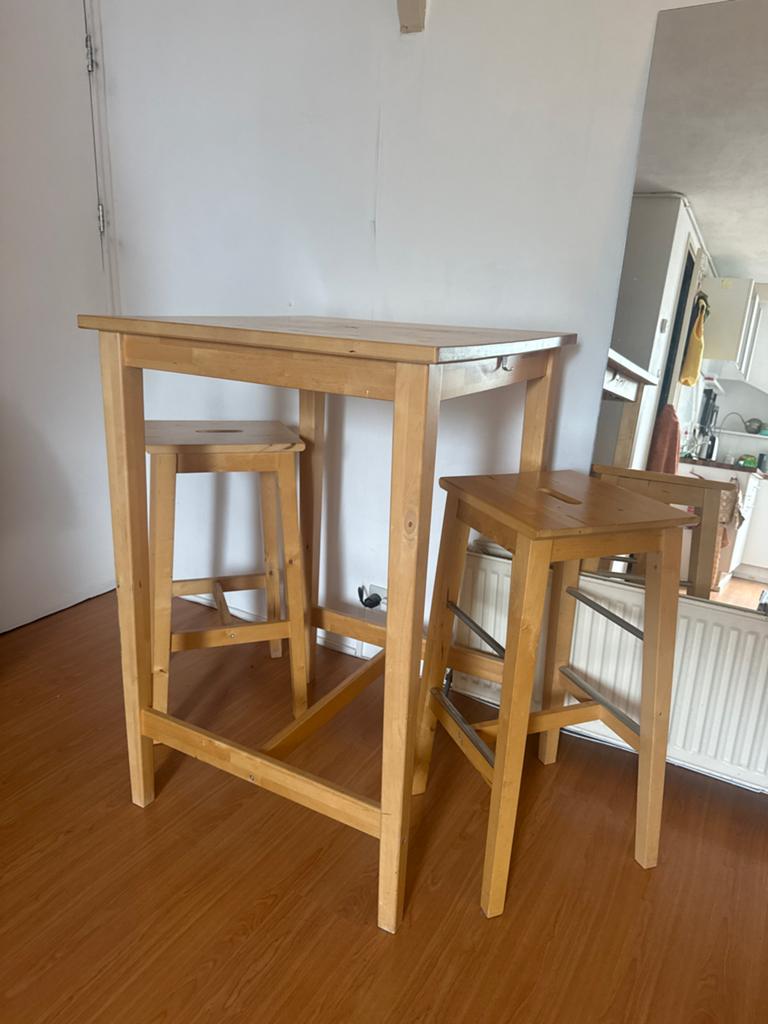 IKEA Bar set met tafel (75x75 cm) en twee barkrukken, Huis en Inrichting, Barkrukken, Ophalen, Gebruikt, Met voetsteun, 90 cm of meer