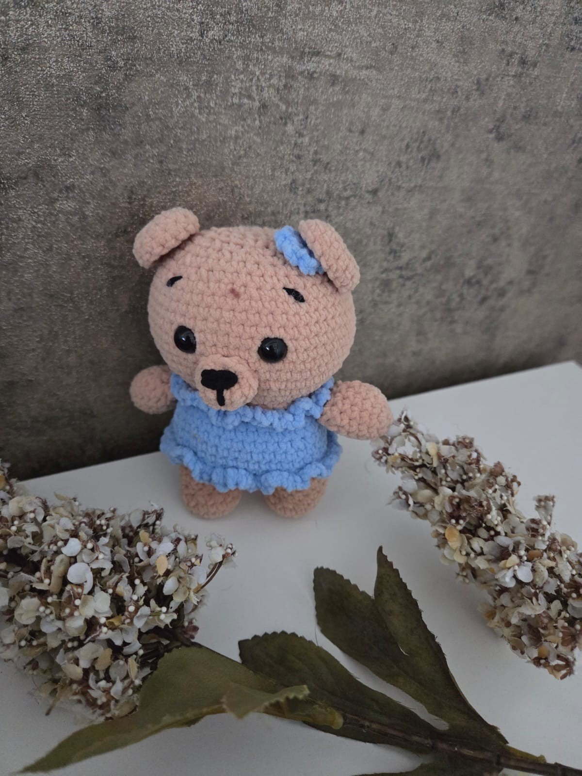 Gehaakte knuffelbeer met blauw jurkje - Handgemaakt, Beer, Handgemaakt, Nieuw, Ophalen of Verzenden