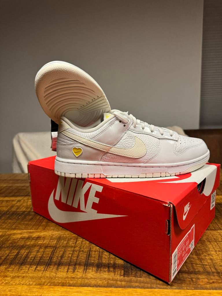 Nike Dunk Low Valentine's Day Yellow Heart Maat 42,5, Ophalen of Verzenden, Nieuw, Wit, Sneakers of Gympen