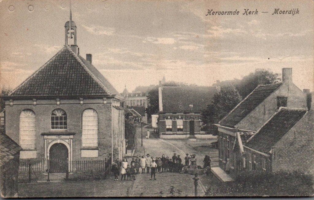 28/ Moerdijk, Hervormde Kerk, veel mensen, Verzamelen, Ophalen of Verzenden, Voor 1920, Noord-Brabant