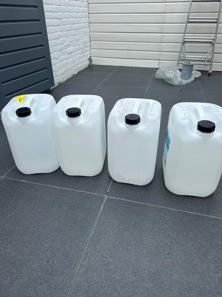 Zes stuk jerrycan 20 liter, Tuin en Terras, Regentonnen, 150 liter of meer, Ophalen of Verzenden, Zo goed als nieuw