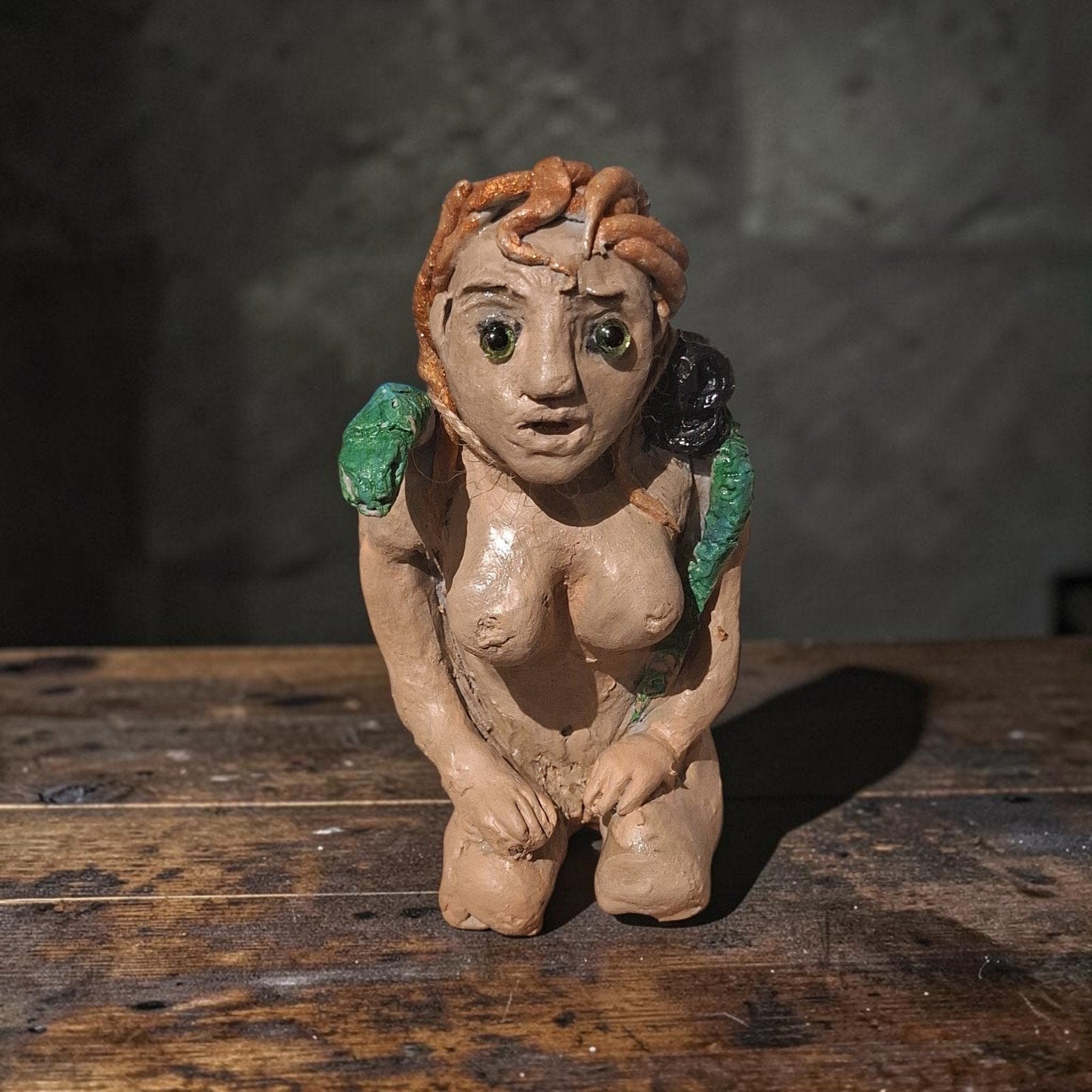 Handgemaakt beeldje van vrouw met slangen, Minder dan 20 cm, Ophalen of Verzenden, Handgemaakt, Steen of Keramiek