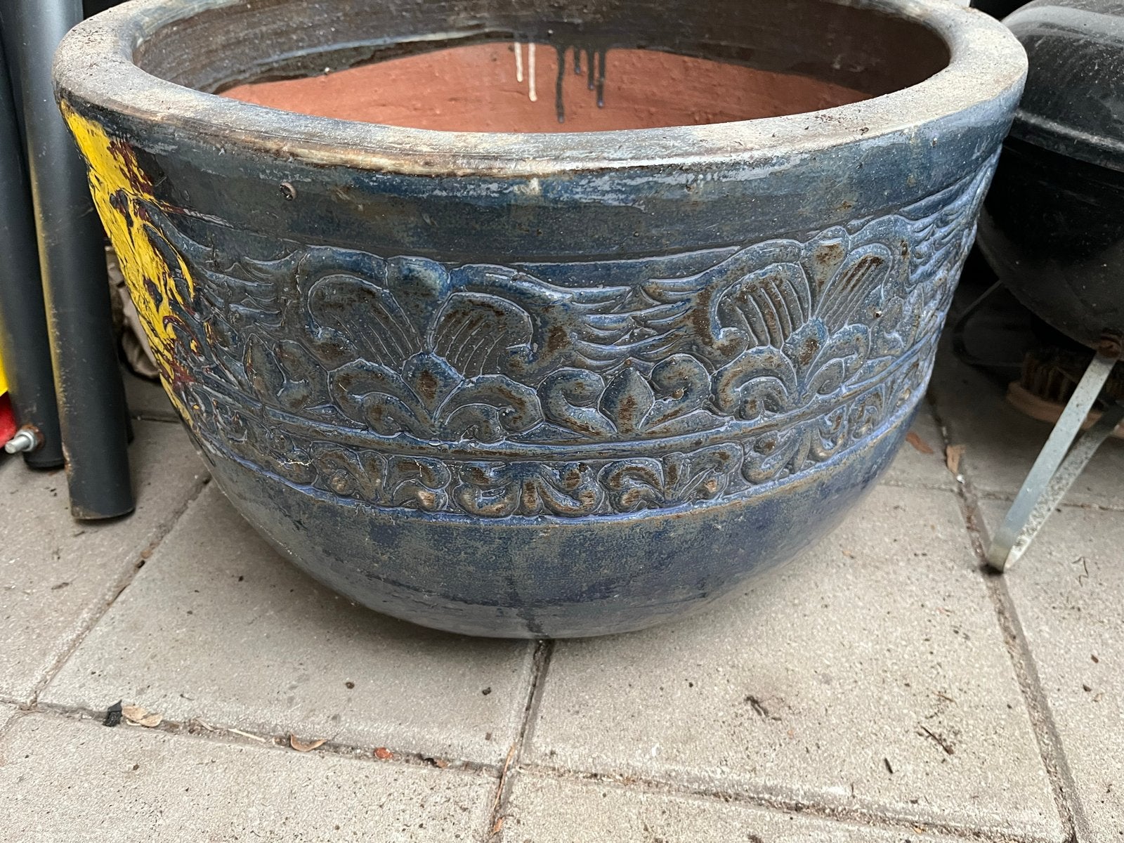 Grote blauwe bloempot met reliëf - Ø 54cm, Tuin en Terras, Bloempotten, Ophalen, Gebruikt, 40 cm of meer, Rond