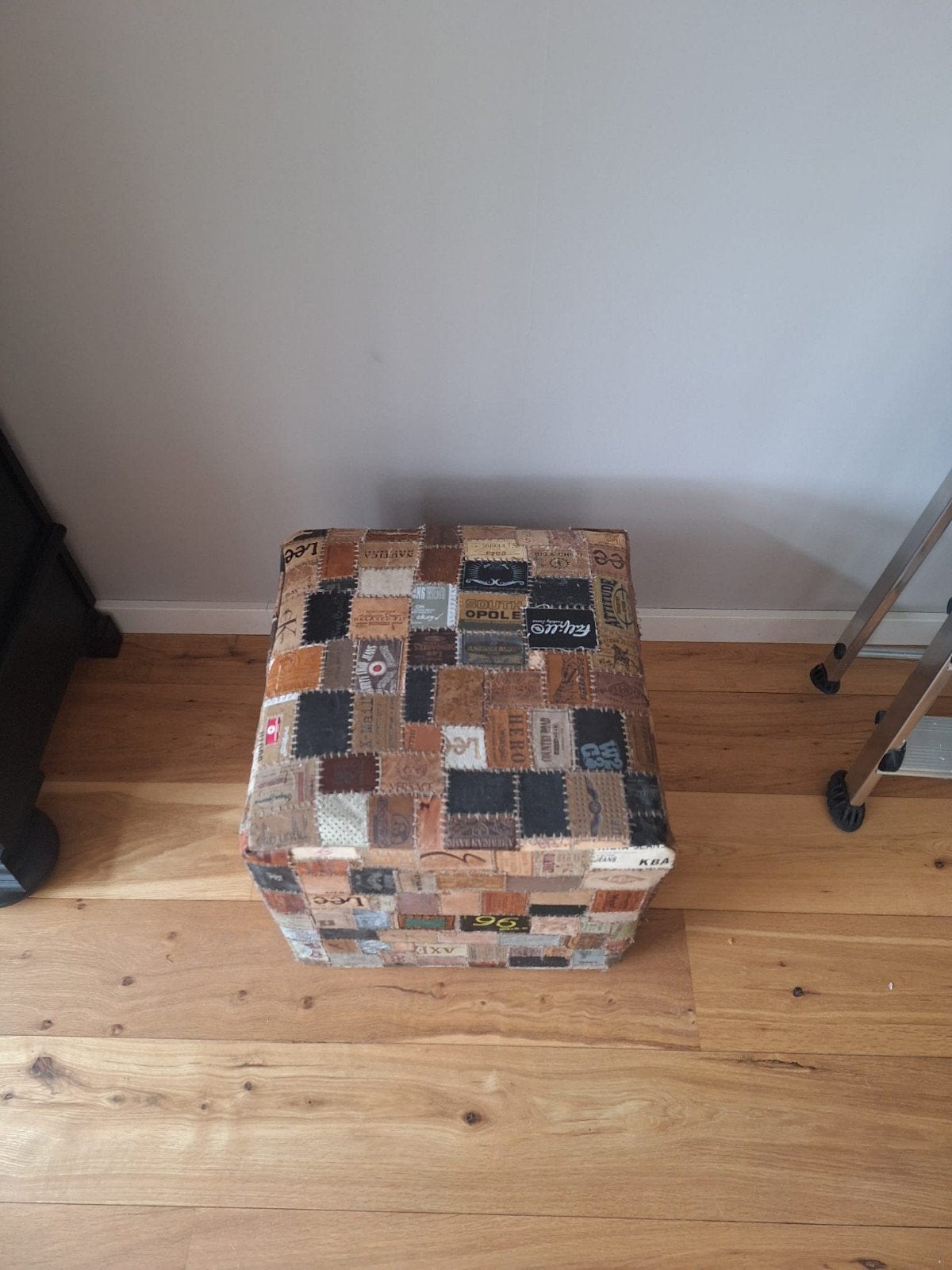 Unieke poef met patchwork van jeanslabels, Ophalen, Minder dan 50 cm, Gebruikt, Vintage, Industrieel, Patchwork