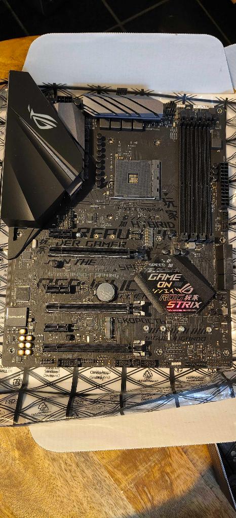 ROG STRIX B450-F Gaming Motherboard, Computers en Software, Ophalen, DDR4, Zo goed als nieuw, Socket AM4