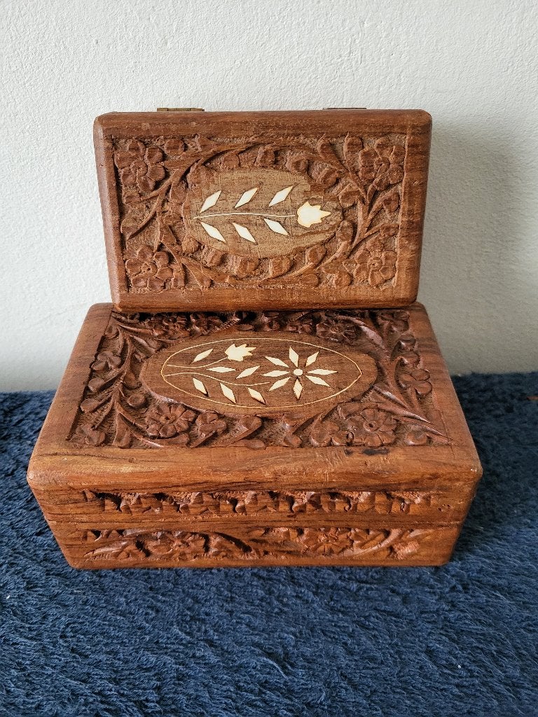 2 houten kistjes/sieraden gesculpteerd + ingelegd parelmoer, Antiek en Kunst, Verzenden