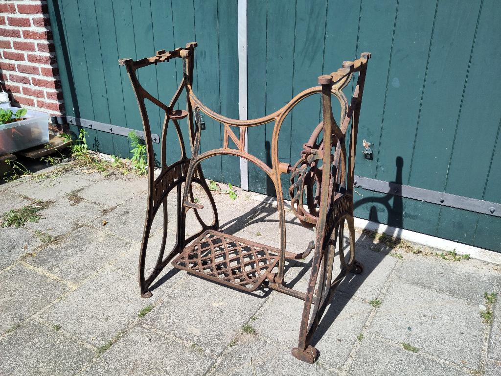 onderstel oude naaimachine - tuin, Ophalen, Gebruikt, Rechthoekig, Metaal