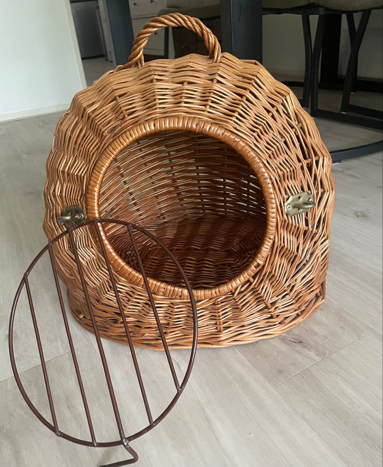 Katten mand, Ophalen