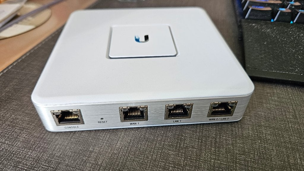 Ubiquiti UniFi Security Gateway (USG) Router Firewall, Ophalen of Verzenden, Gebruikt, Router met modem, UniFi Ubiquiti