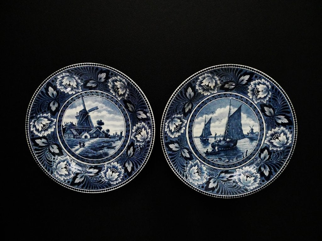 2 Delftsblauwe borden Hollandia Maestricht molen bootjes, Antiek en Kunst, Antiek | Wandborden en Tegels, Ophalen of Verzenden