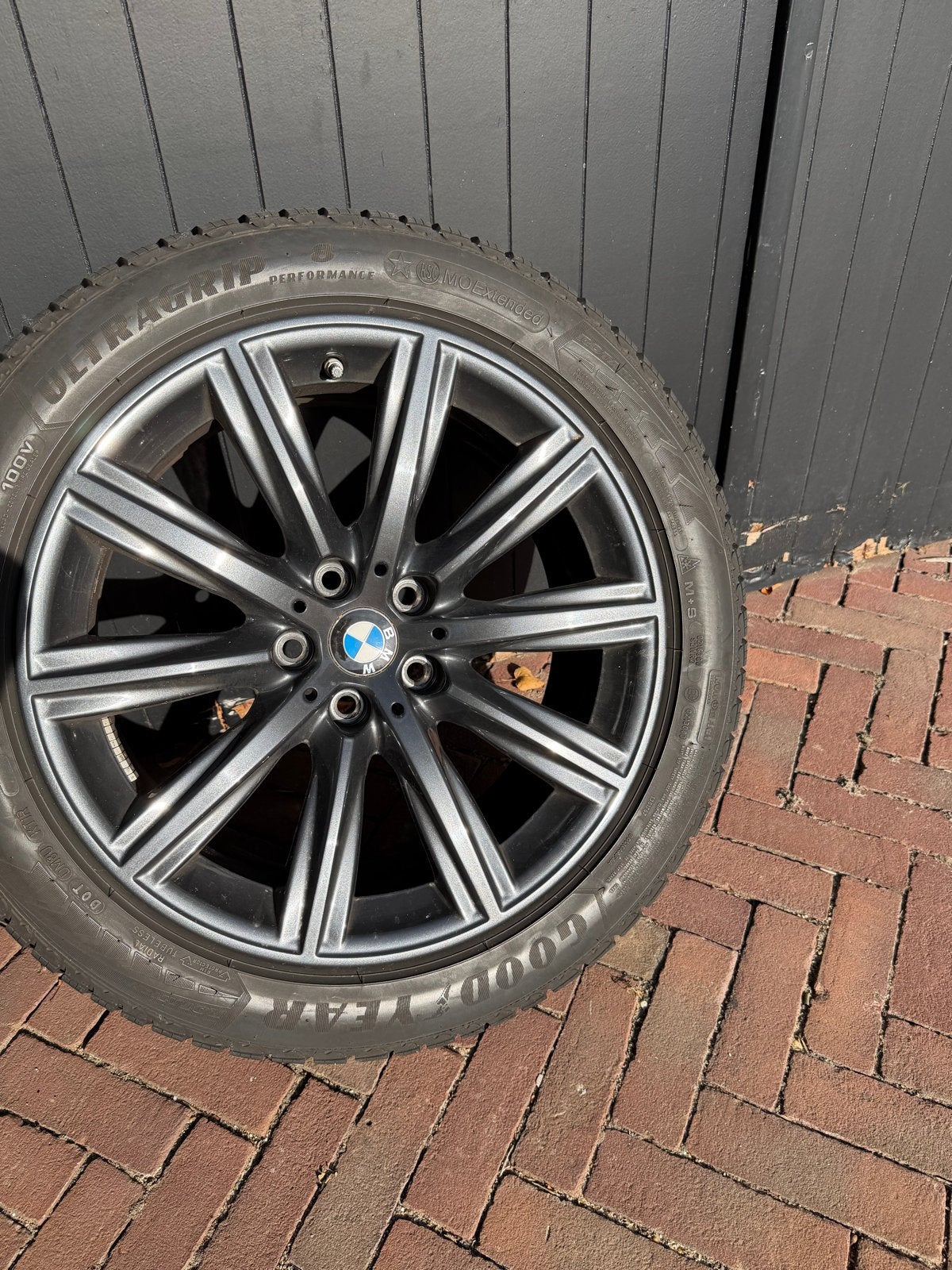 BMW 5 Serie (2023) Winterbanden met Velgen - Goodyear UltraG, Auto-onderdelen, Ophalen, 18 inch, Banden en Velgen, Winterbanden