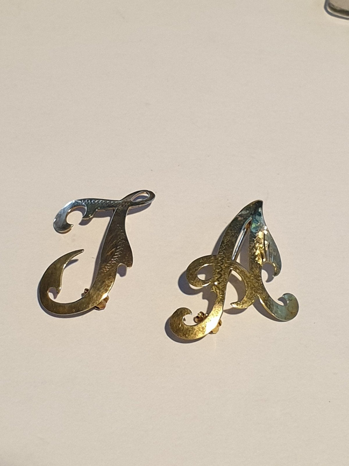 2x 14 kt gouden letters, J en A. (Z1, Ophalen of Verzenden, Zo goed als nieuw, Goud, Goud