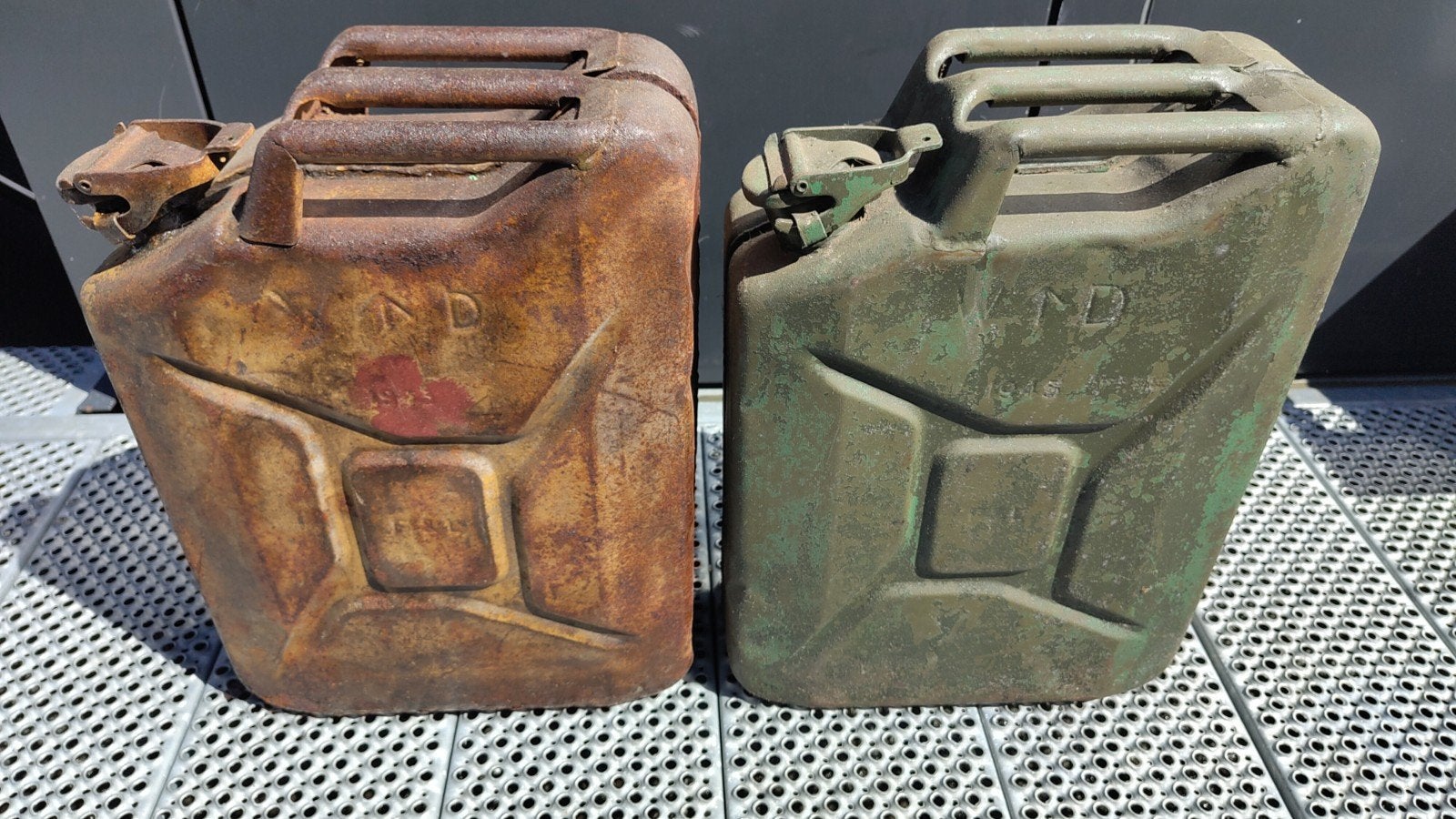 Twee Engelse jerrycans WO-2 1943 en 1945., Verzamelen, Ophalen, Nederland