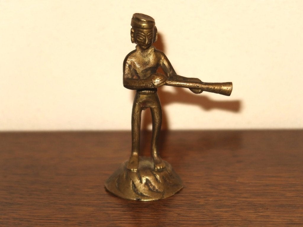 messing beeldje India vintage muzikant of soldaat geel koper, Verzenden