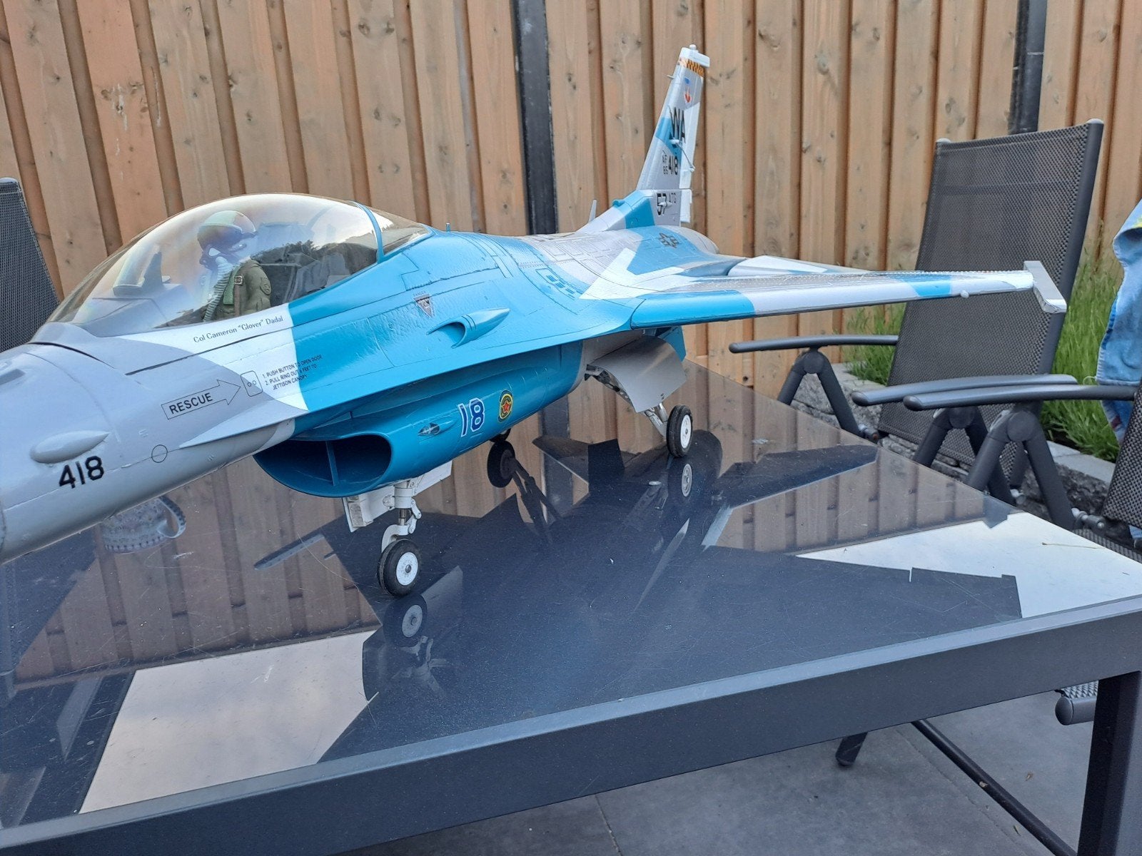 Fteewing f16 8s, Hobby en Vrije tijd, Modelbouw | Vliegtuigen en Helikopters, Ophalen, Zo goed als nieuw, 1:72 tot 1:144, Overige merken
