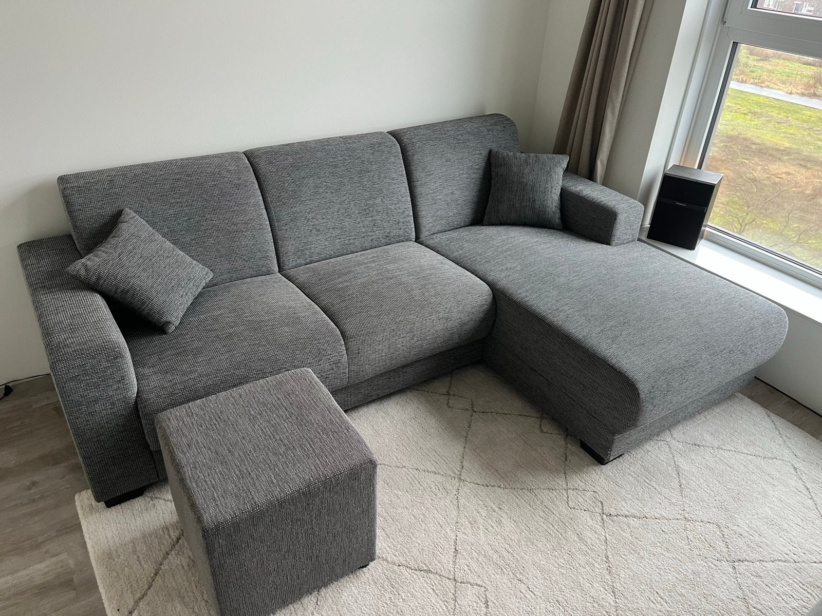 Grijze 3 zitsbank met chaise longue en poef, Ophalen, Gebruikt, Stof