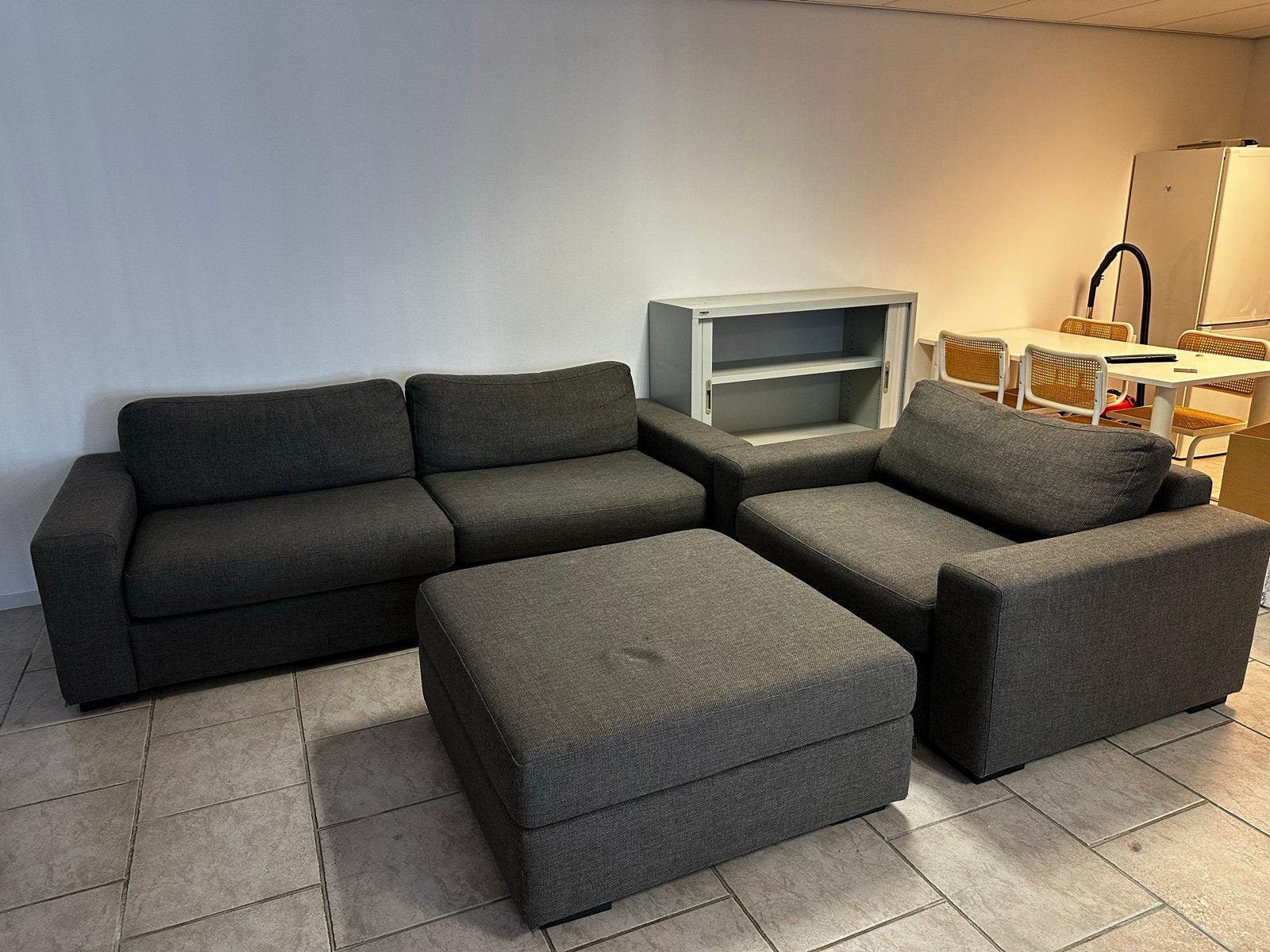Comfortabele donkergrijze bank met fauteuil en poef, Ophalen, Gebruikt, Driepersoons, 75 tot 100 cm