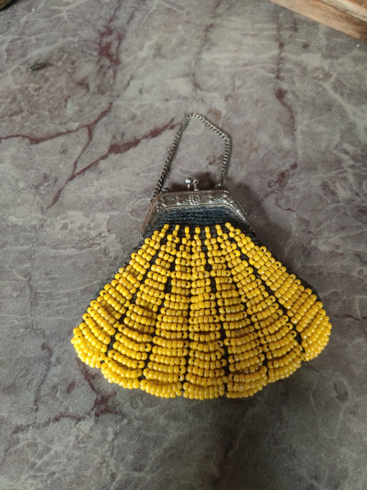 art deco geel kralen buideltje met zilverkleurige sluiting, Sieraden, Tassen en Uiterlijk, Antieke sieraden, Ophalen of Verzenden