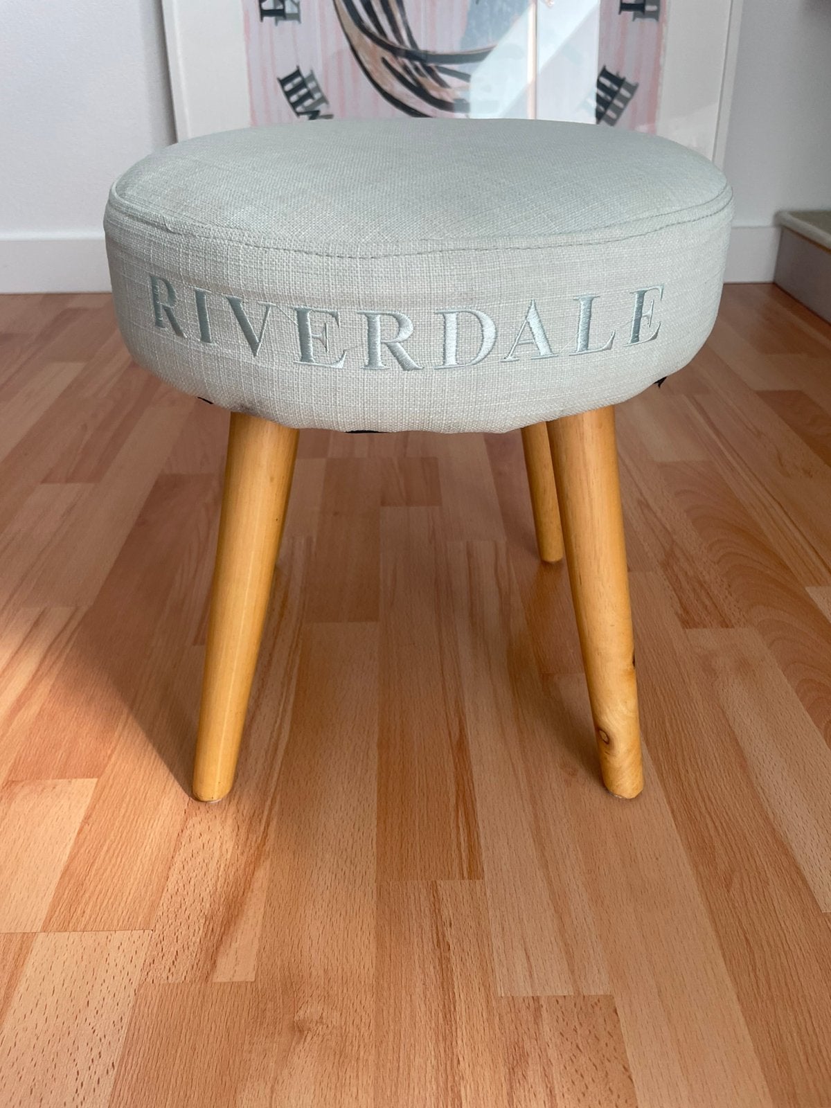 Mooi Riverdale krukje/poefje met houten pootjes., Minder dan 50 cm, Rond, Ophalen of Verzenden, Zo goed als nieuw