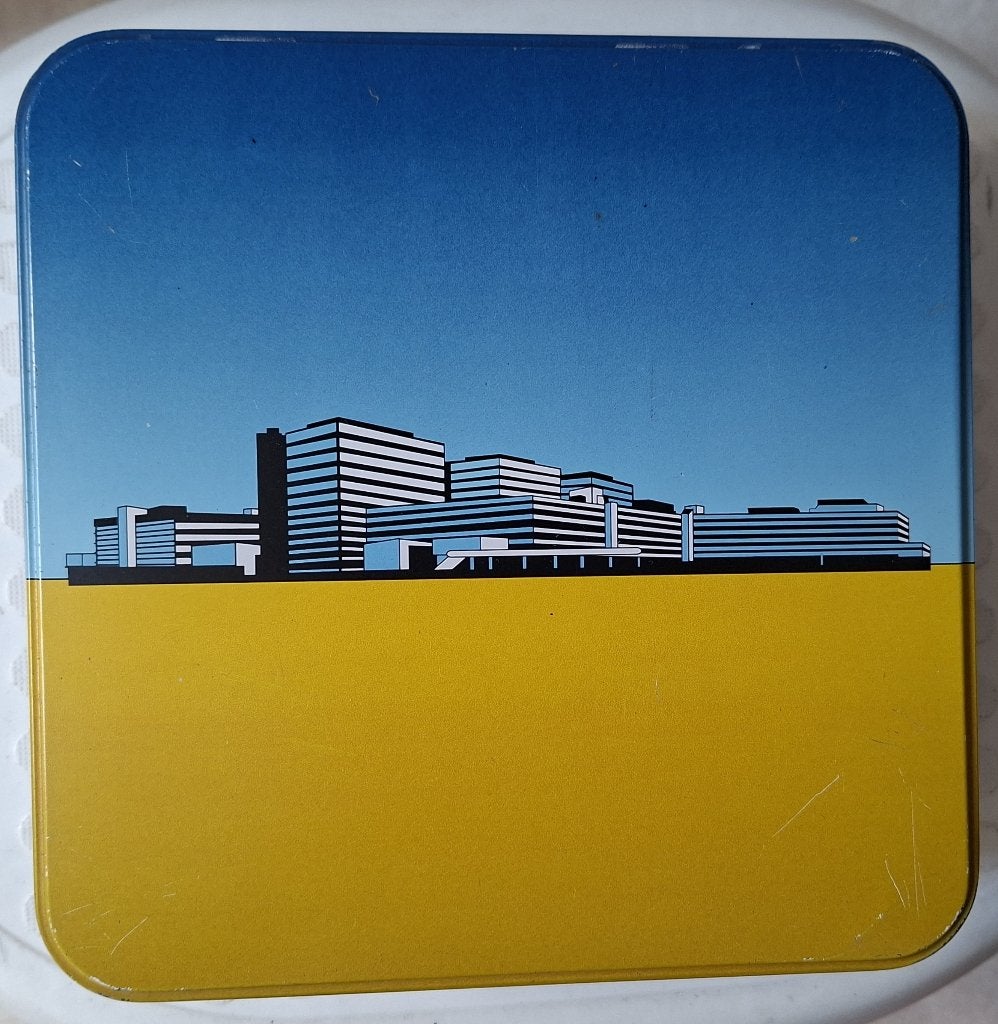 Vintage Koekblik AMC Ziekenhuis Amsterdam. Afm 19x19x6cm., Ophalen of Verzenden, Gebruikt, Koek(jes)