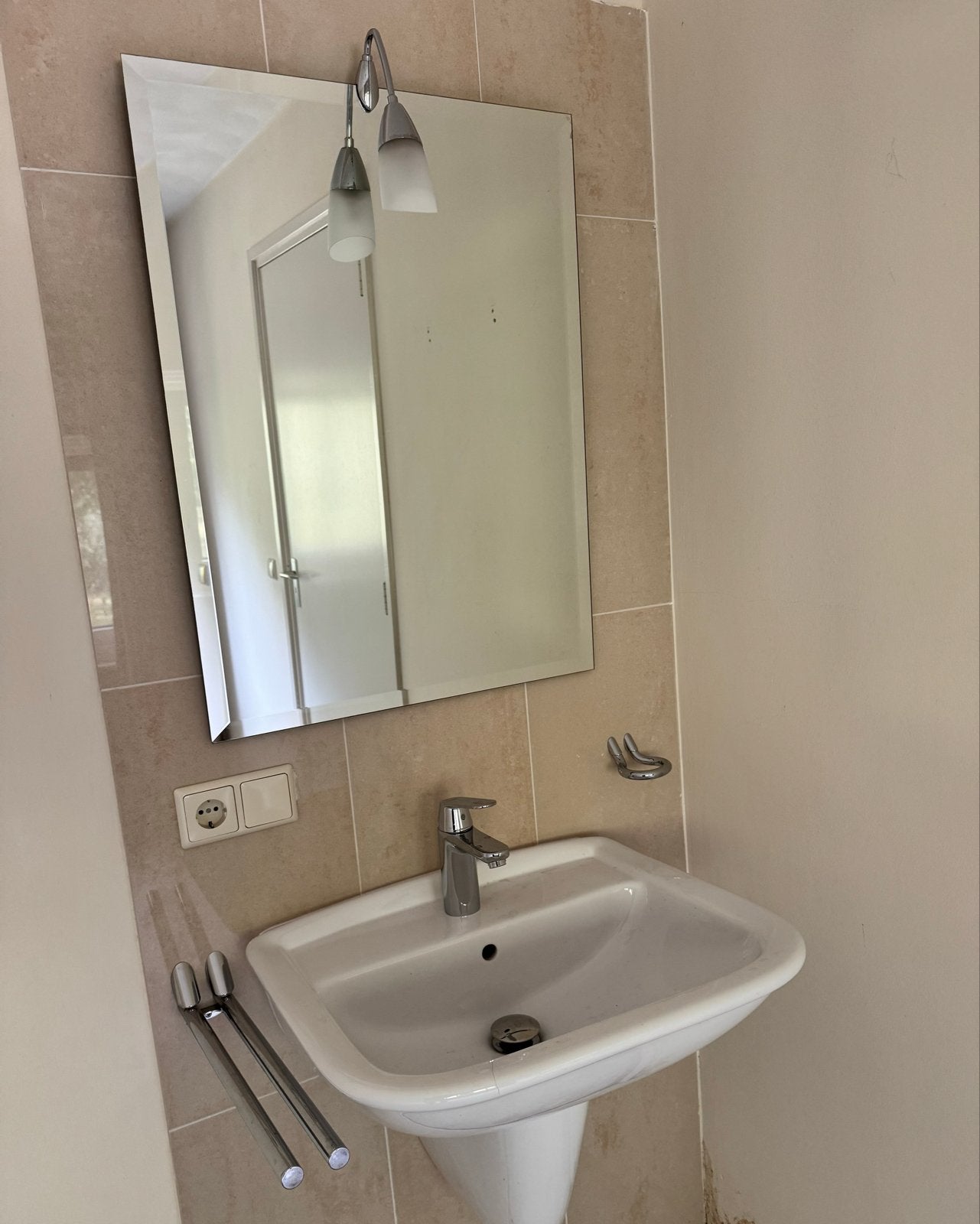 Wastafel met Grohe kraan, handdoekrek en spiegel met lamp, Ophalen, Zo goed als nieuw