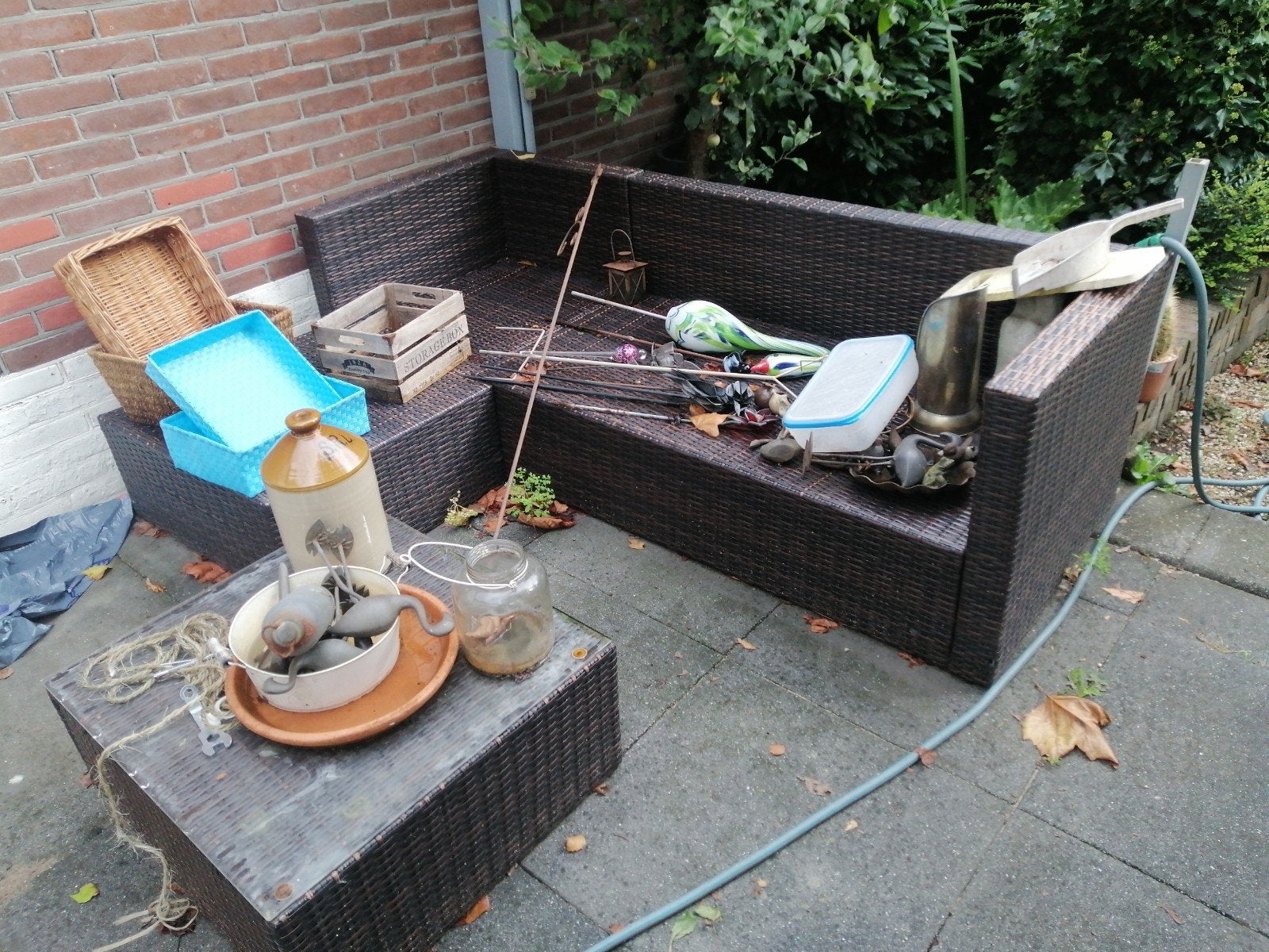 Wicker loungebank met salontafel - Gebruikt, Huis en Inrichting, Banken | Bankstellen, Kunststof, Gebruikt, Driepersoons, 75 tot 100 cm