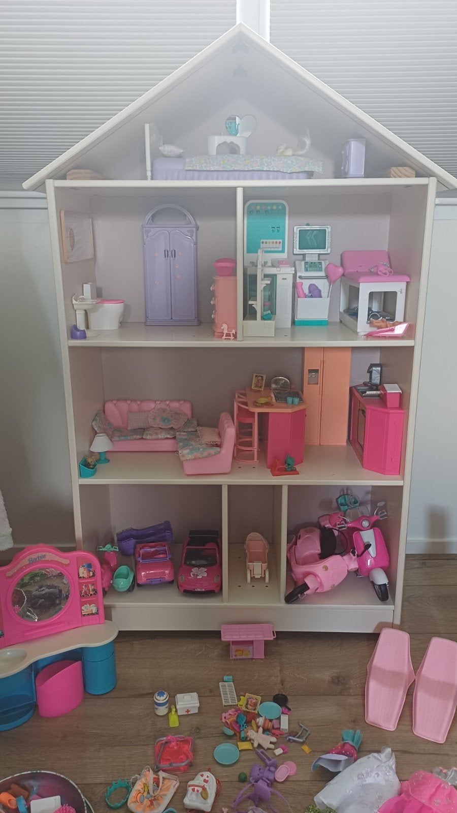 Groot Barbie poppenhuis met veel poppen en accessoires