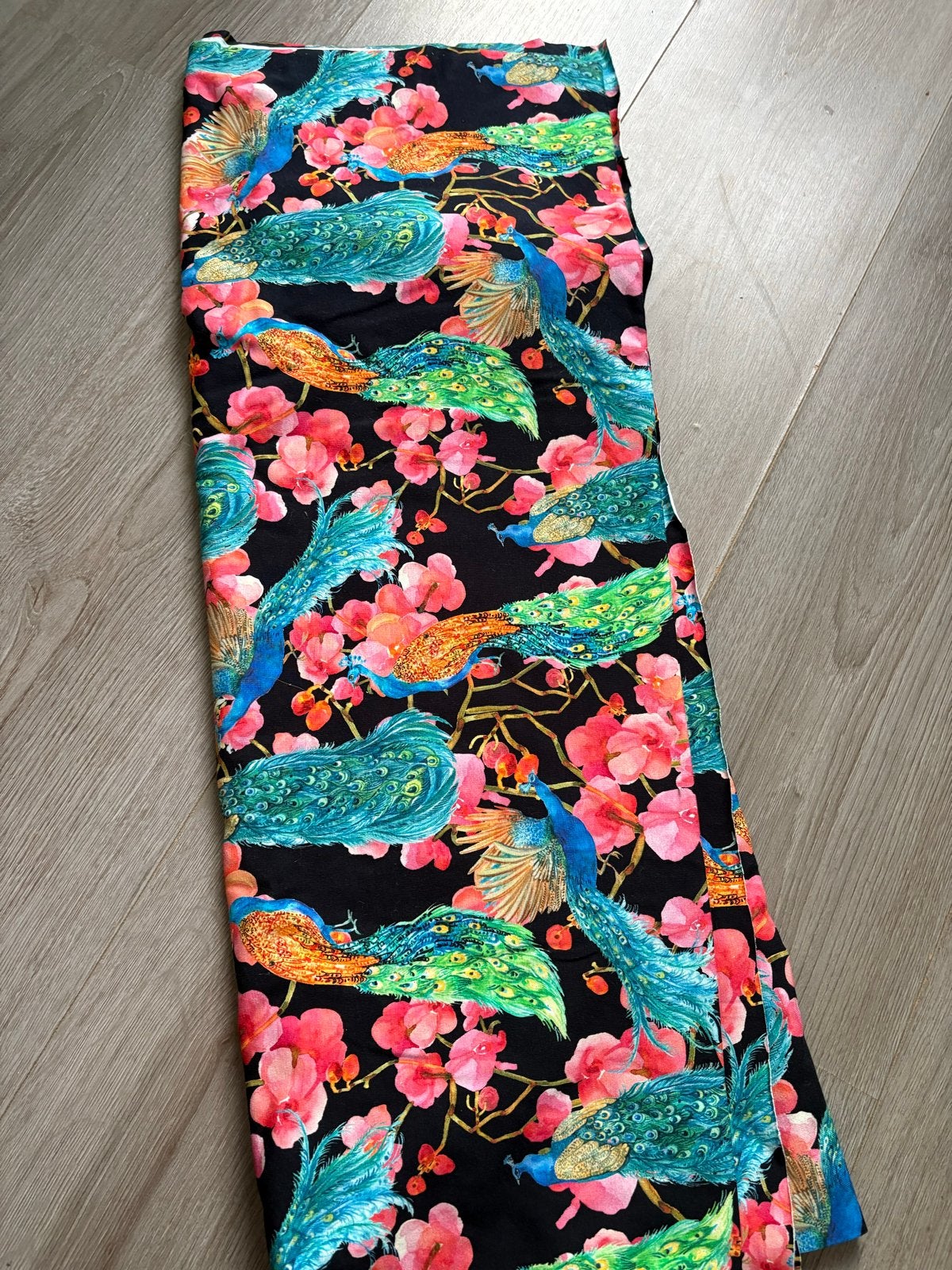 Stof met Pauwen en Bloemenprint, Overige materialen, Zwart, Nieuw, Ophalen of Verzenden