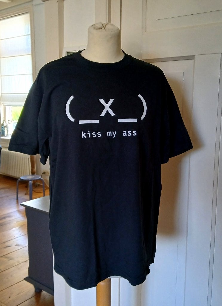 T-shirt: kiss my ass - Fruit of the loom -  nieuw, Kleding | Heren, T-shirts, Maat 52/54 (L), Zwart, Nieuw, Ophalen of Verzenden