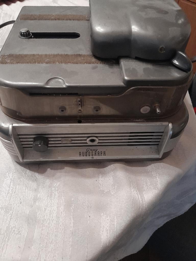 Gray audograph dicteer apparaat, Ophalen