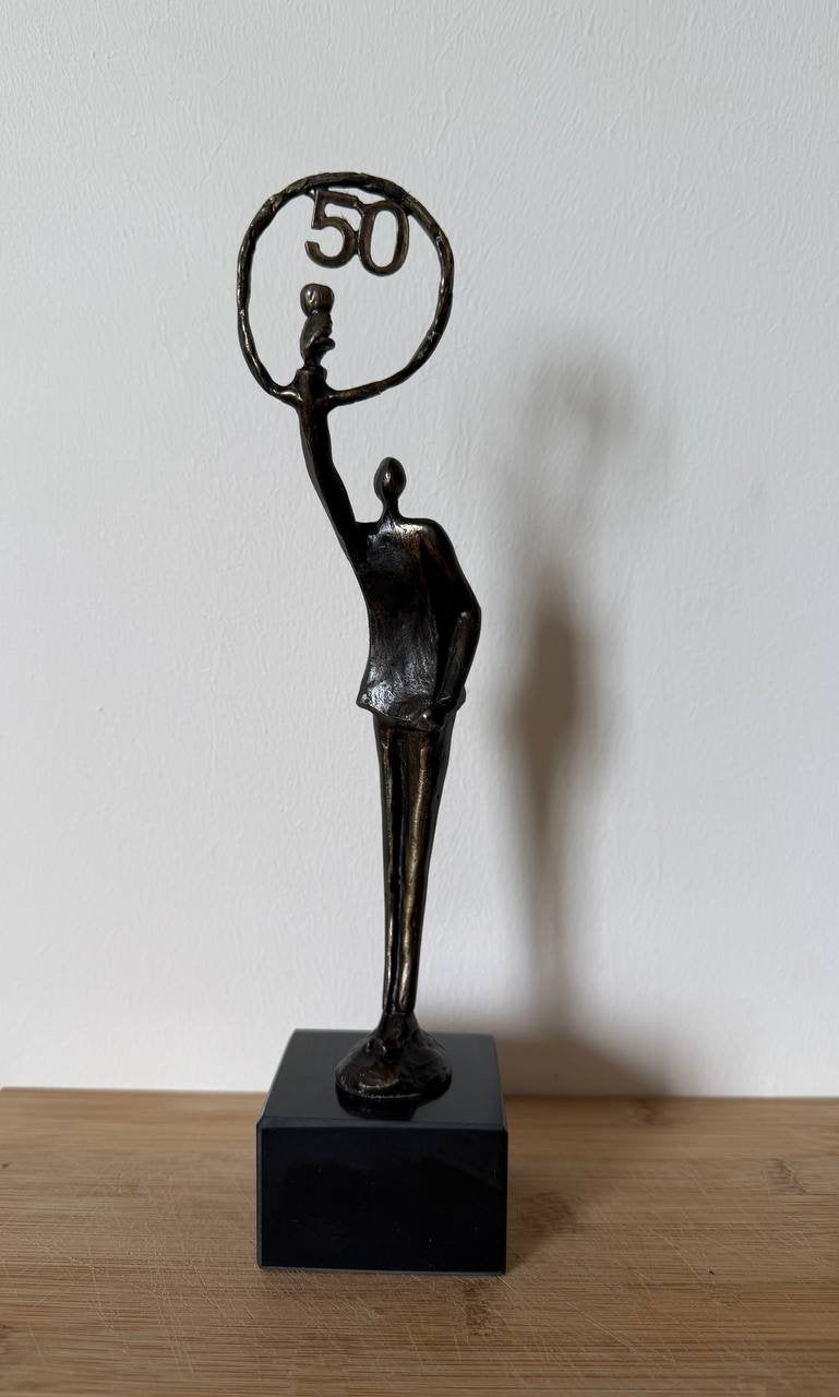Bronzen beeld 50 jaar – origineel verjaardagscadeau, Ophalen of Verzenden, Koper of Brons