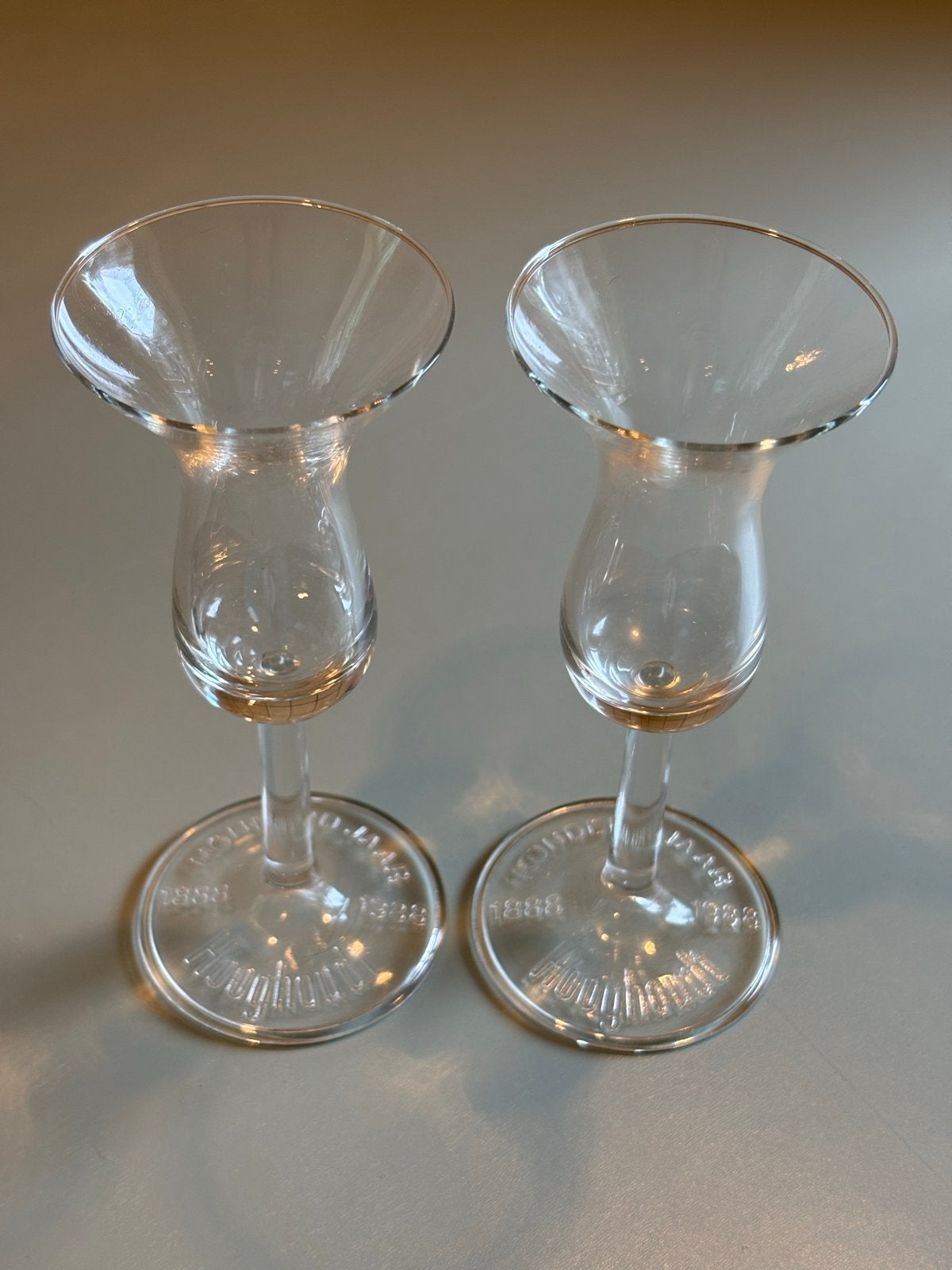 Set van 2 Hooghoudt 100 Jaar borrelglas jeneverglas tulpglas, Antiek en Kunst, Antiek | Glas en Kristal, Verzenden