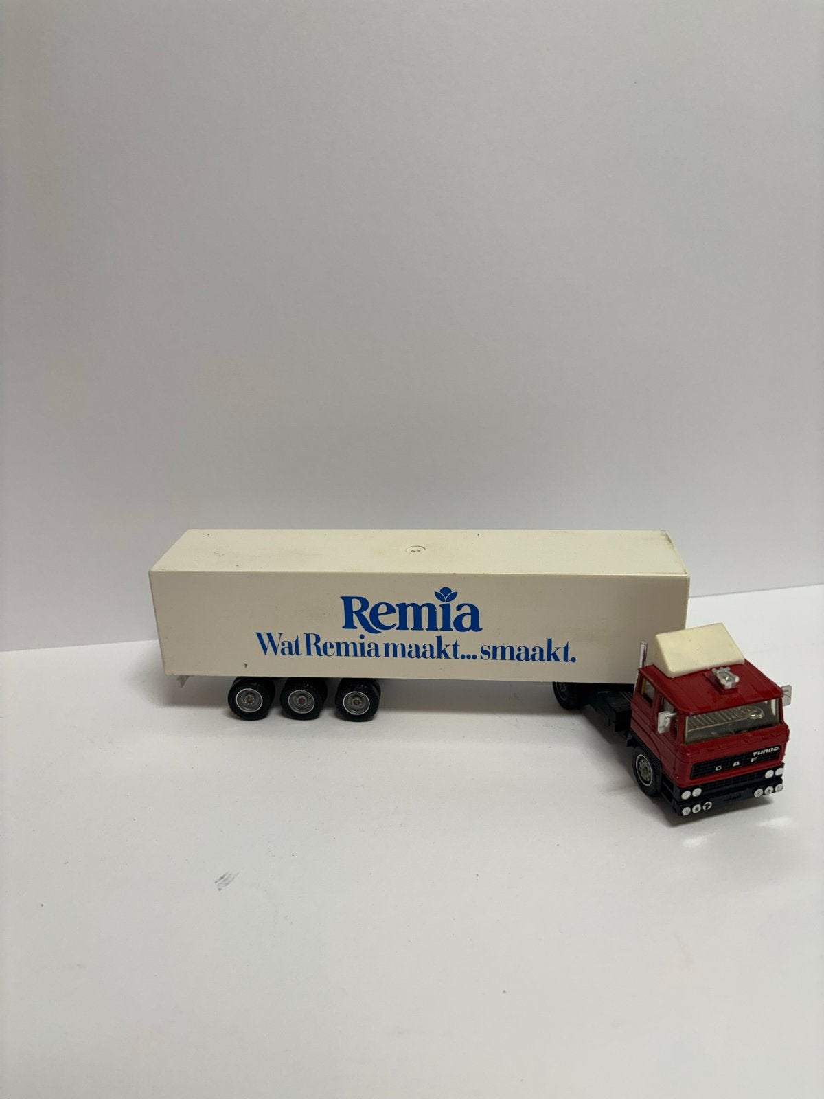 Remia DAF vrachtwagen met oplegger - modelauto, Ophalen of Verzenden, Gebruikt, Bus of Vrachtwagen