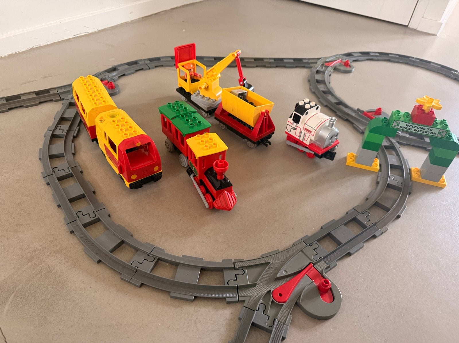 Lego Duplo Treinset met rails, locomotieven en overweg, Ophalen, Inclusief minifiguren, Gebruikt, Duplo