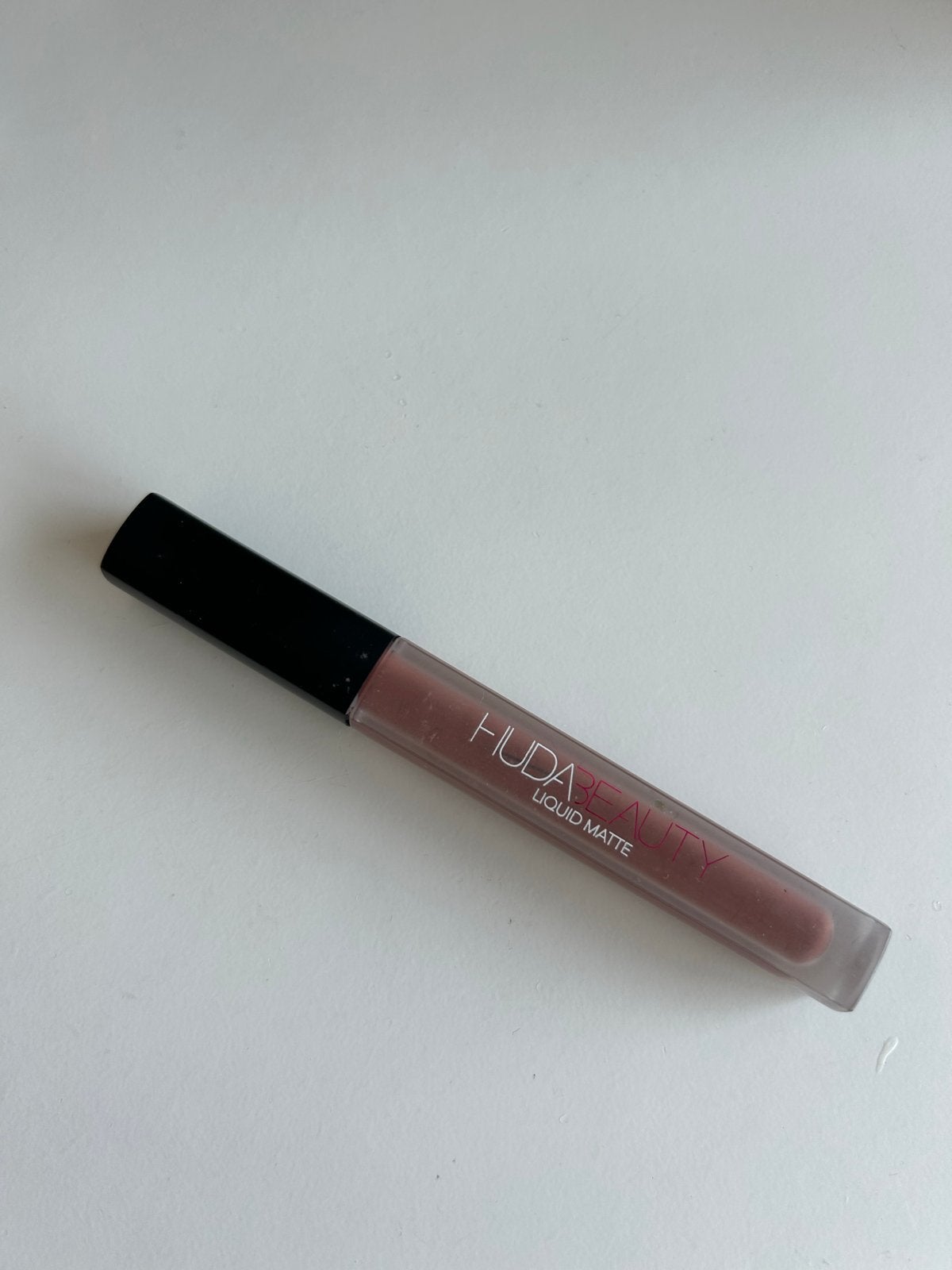 Huda Beauty Liquid Matte Lipstick - Trendsetter, Gebruikt, Lippen, Bruin, Ophalen of Verzenden
