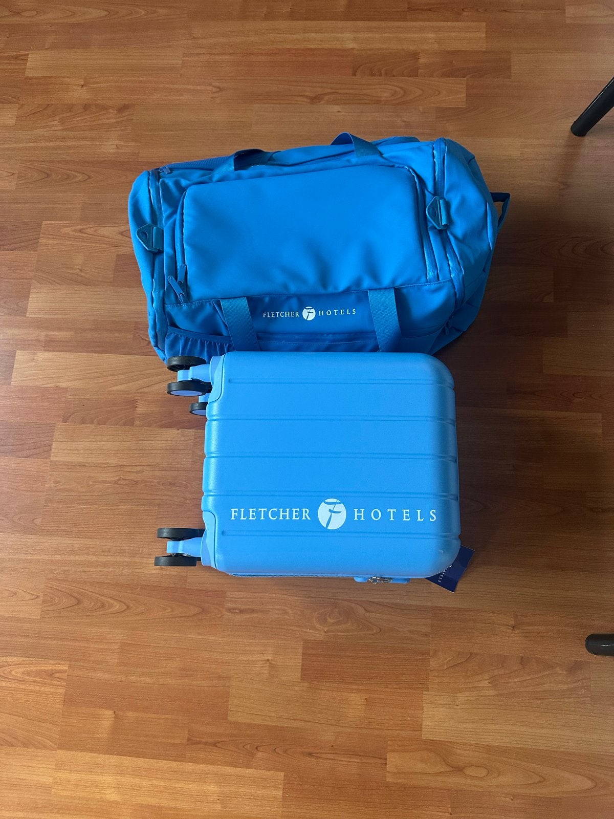 Fletcher vakantie set: Trolley (nieuw) en Reistas (z.g.a.n.), Ophalen, 40 tot 60 cm, 30 cm of meer, Blauw