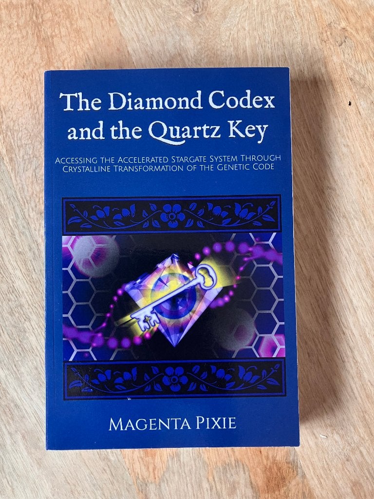 the diamond codex and the quartz key - Magenta Pixie, Gelezen, Spiritualiteit algemeen, Ophalen of Verzenden, Achtergrond en Informatie