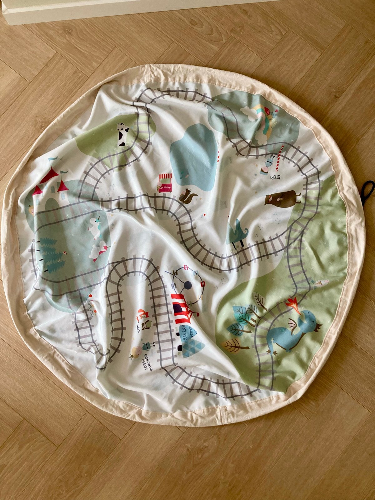 Play&Go speelmat/opbergzak met treinbaan en draken, Kinderen en Baby's, Ophalen of Verzenden, Gebruikt