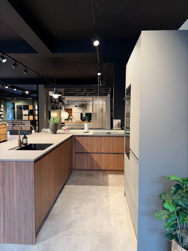 KVIK Compose nordic glow - showroomkeuken, Bruin, Nieuw, Enkelwandige keuken, Ophalen of Verzenden