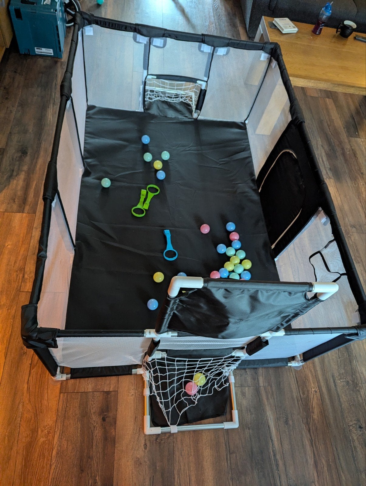 Grote grondbox met basketbalring en voetbaldoel, Ophalen, Gebruikt, Rechthoekig